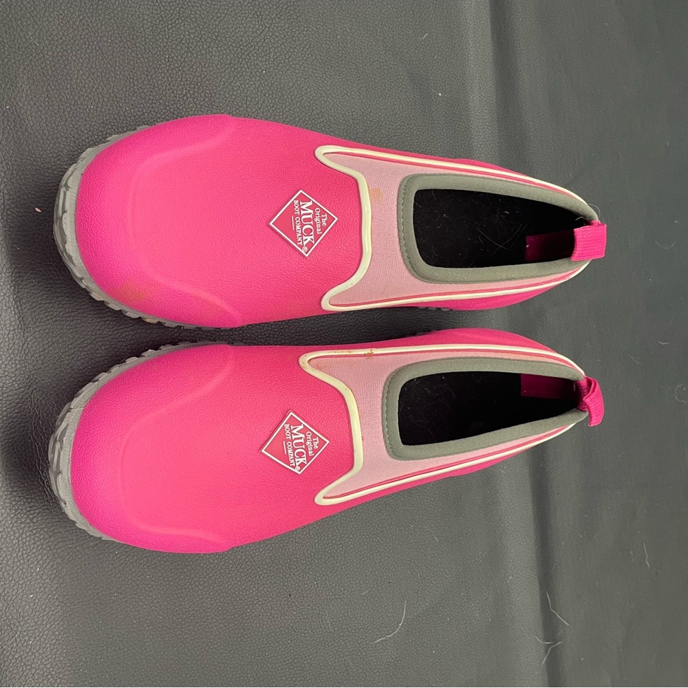 BNWOT shoes by original muck boot company.